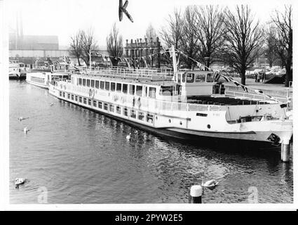 Potsdam on 28.11.1980 White Fleet Tourism Traffic Shipping Harbor Basin Water Nature Ferienfoto: MAZ/Gertrud Dahl [automatisierte Übersetzung] Stockfoto