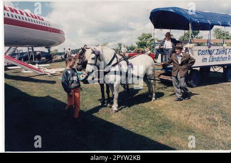 24. Otto Lilienthal Festival in Stölln Aircraft Visitors Folk Festival Pioneer Oldtimer Flying Boxes Havelland am 3. August 3,8. 1996 Foto: MAZ/Peter Sengpiehl [automatisierte Übersetzung] Stockfoto