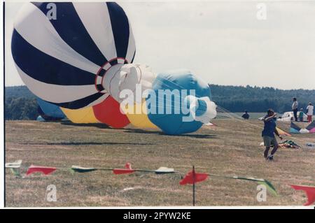 24. Otto Lilienthal Festival in Stölln Aircraft Visitors Folk Festival Pioneer Oldtimer Flying Boxes Havelland am 3. August 3,8. 1996 Ballonfahrt Foto: MAZ/Peter Sengpiehl [maschinelle Übersetzung] Stockfoto