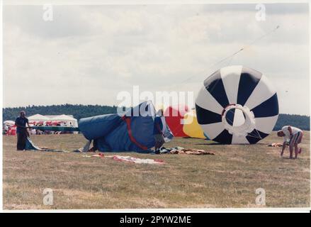 24. Otto Lilienthal Festival in Stölln Aircraft Visitors Folk Festival Pioneer Oldtimer Flying Boxes Havelland am 3. August 3,8. 1996 Ballonfahrten und Stuntdrachen Foto: MAZ/Peter Sengpiehl [maschinelle Übersetzung] Stockfoto