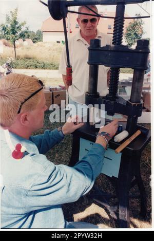 '24. Otto Lilienthal Festival in Stölln Aircraft Visitors Folk Festival Pionier Oldtimer Flying Boxes Havelland am 3. August 3,8. 1996 Hier Prägung der Gedenkmedaille " 100 Jahre Otto Lilienthal" Foto: MAZ/Peter Sengpiehl [maschinelle Übersetzung]" Stockfoto