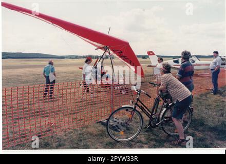 24. Otto Lilienthal Festival in Stölln Aircraft Visitors Folk Festival Pioneer Oldtimer Flying Boxes Havelland am 3. August 3,8. 1996 Flugzeugführer Drachenflieger Foto: MAZ/Peter Sengpiehl [maschinelle Übersetzung] Stockfoto