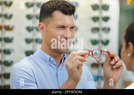 Mann mit Augenfokus-Kästchen über Brille und Linien Stockfoto