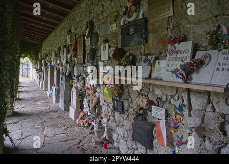 Ebensee, Österreich - 24. April 2023: Ebensee war ein Unterlager des Konzentrationslagers Mauthausen, das von der SS errichtet wurde, um Tunnel für die Lagerung von Rüstungsgütern zu bauen Stockfoto