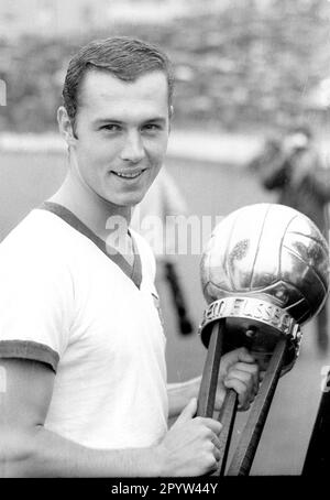 Franz Beckenbauer (FC Bayern München) Fußballspieler des Jahres für 17.08.1968 mit der Trophäe vor dem Spiel FC Bayern - 1. FC Kaiserslautern [automatisierte Übersetzung] Stockfoto