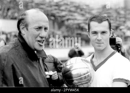 Franz Beckenbauer (FC Bayern München) Fußballer des Jahres am 17.08.1968 , linker nationaler Trainer Helmut Schön [maschinelle Übersetzung] Stockfoto