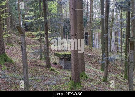 Zipf, Österreich - 25. April 2023: V2 Raketen-Testgelände. Es wurde von Häftlingen von KZ Redl-Zipf in den 1944-1945 Jahren im Wald von Zipf gebaut Stockfoto