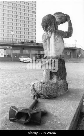 Potsdam Harbour Basin White Fleet Neptune Skulpture Fountain Hotel März 1993 Mercure Foto: MAZ/Michael Hübner [maschinelle Übersetzung] Stockfoto