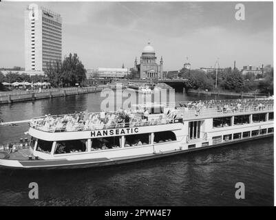 Potsdamer Hafenbecken Weiße Passagierschiffe April 1995 Mercure- Hotel Interhotel Nikolaikirche Weiße Flotte Foto: MAZ/Michael Hübner [maschinelle Übersetzung] Stockfoto