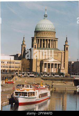 Potsdamer Hafenbecken Weiße Passagierschiffe April 1995 Mercure- Hotel Interhotel Nikolaikirche Weiße Flotte Foto: MAZ/Michael Hübner [maschinelle Übersetzung] Stockfoto