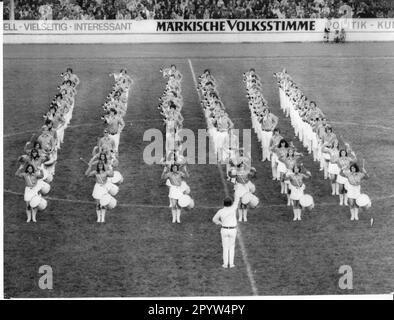 "Potsdamer Fanfare-Zug "'Dr. Richard Sorge'" vom SG Dynamo Potsdam. Vermutlich im Ernst-Thälmann-Stadion in Potsdam. Marschkapelle. Musikgruppe. DDR. Historisches.Foto: MAZ/Archiv, Datum unbekannt, aber vor dem Turn. [Maschinelle Übersetzung]' Stockfoto