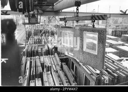 Produktion von Wand- und Deckenpaneelen für den Wohnungsbau. Vorgespannte Betonplatten. Wohnungsbaukombinat (WBK) Plattenwerk Brandenburg. Pflanze. DDR. Historisch. Foto: MAZ/Bruno Wernitz, Oktober 1978. [Maschinelle Übersetzung] Stockfoto