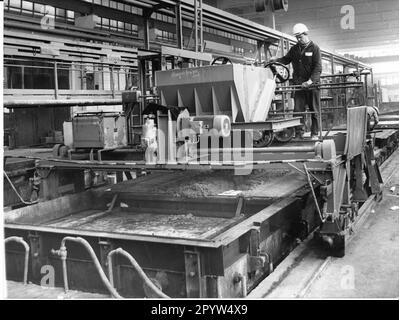 Produktion von Wand- und Deckenpaneelen für den Wohnungsbau. Vorgespannte Betonplatten. Wohnungsbau-Mähdrescher (WBK9 Plattenwerk Brandenburg. Pflanze. DDR. Historisch. Foto: MAZ/Bruno Wernitz, Oktober 1978. [Maschinelle Übersetzung] Stockfoto