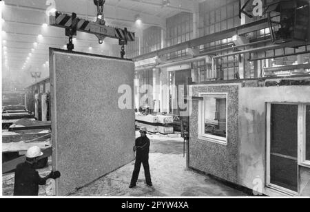 Produktion von Wand- und Deckenpaneelen für den Wohnungsbau. Vorgespannte Betonplatten. Wohnungsbaukombinat (WBK) Plattenwerk Brandenburg. Pflanze. DDR. Historisch. Foto: MAZ/Bruno Wernitz, Oktober 1978. [Maschinelle Übersetzung] Stockfoto