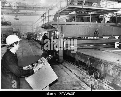 Produktion von Wand- und Deckenpaneelen für den Wohnungsbau. Vorgespannte Betonplatten. Wohnungsbaukombinat (WBK) Plattenwerk Brandenburg. Pflanze. DDR. Historisch. Foto: Bruno Wernitz, Februar 1982. [Maschinelle Übersetzung] Stockfoto