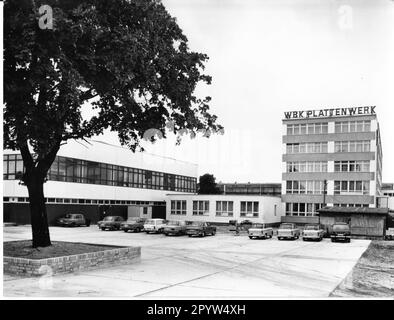 Produktion von Wand- und Deckenpaneelen für den Wohnungsbau. Wohnungsbaukombinat (WBK) Plattenwerk Brandenburg. Pflanze. DDR. Historisch. Foto: MAZ/Bruno Wernitz, September 1978. [Maschinelle Übersetzung] Stockfoto