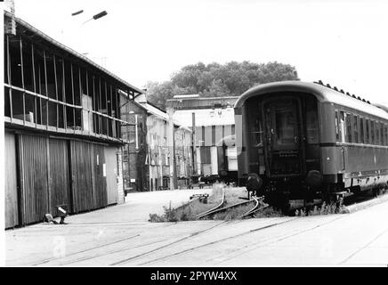 Für den neuen Hauptbahnhof in Potsdam zerstört die Deutsche Bahn AG historische und alte Gebäude auf DEM ROHGELÄNDE. 1999 soll die ehemalige Reichsbahn-Reparaturanlage geschlossen werden. Eisenbahn. Zug. Foto: MAZ/Christel Köster, Februar 1998 [automatisierte Übersetzung] Stockfoto