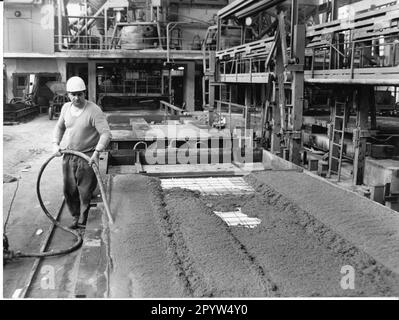 Produktion von Wand- und Deckenpaneelen für den Wohnungsbau. Vorgespannte Betonplatten. Wohnungsbaukombinat (WBK) Plattenwerk Brandenburg. Pflanze. DDR. Historisch. Foto: MAZ/Bruno Wernitz, Oktober 1978. [Maschinelle Übersetzung] Stockfoto