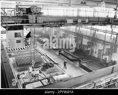 Produktion von Wand- und Deckenpaneelen für den Wohnungsbau. Vorgespannte Betonplatten. Wohnungsbaukombinat (WBK) Plattenwerk Brandenburg. Pflanze. DDR. Historisch. Foto: Bruno Wernitz, Februar 1982. [Maschinelle Übersetzung] Stockfoto