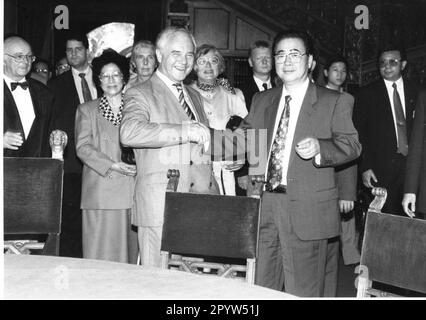 Ministerpräsident von China Li Peng mit Premierminister Manfred Stolpe im Cecilienhof Palast in Potsdam.Foto: MAZ/Juli 1994 [automatisierte Übersetzung] Stockfoto