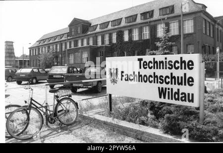 Standort und Bau der Technischen Universität für angewandte Wissenschaften (FH) Wildau. Studenten, Studium, Lehren, Foto: MAZ/Peter Senpiehl, 09.06.1997 [maschinelle Übersetzung] Stockfoto