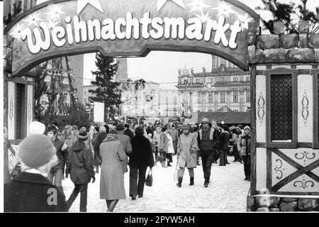 Eingangstor zum Potsdamer Weihnachtsmarkt am Alten Markt. Der alte Markt. Weihnachten. Markt. Handel.Einzelhandel. DDR.historisch. Foto: MAZ/Michael Hübner, November 1985 [automatisierte Übersetzung] Stockfoto