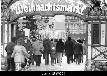 Eingangstor zum Potsdamer Weihnachtsmarkt am Alten Markt. Der alte Markt. Weihnachten. Markt. Handel.Einzelhandel. DDR.historisch. Foto: MAZ/Michael Hübner, November 1985 [automatisierte Übersetzung] Stockfoto