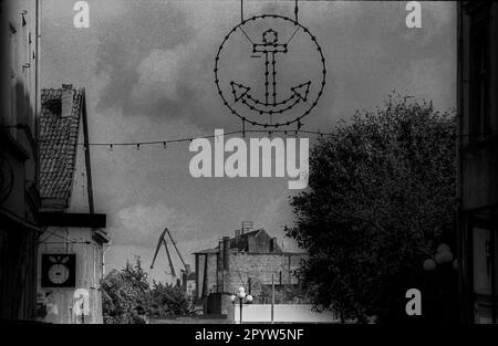 DDR, Stralsund, 23.09.1988, Stralsund, Altstadt, Anker, Blick auf den Kran am Hafen, [automatisierte Übersetzung] Stockfoto