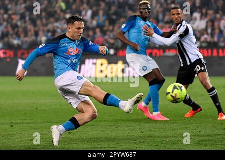 Udine, Italien. 04. Mai 2023. Piotr Zielinski von SSC Napoli in Aktion während des Fußballspiels der Serie A zwischen Udinese Calcio und SSC Napoli im Friuli-Stadion in Udine (Italien), 4. Mai 2023. Neapel zog 1-1, wobei Udinese den italienischen Titel „cudetto“ gewann. Kredit: Insidefoto di andrea staccioli/Alamy Live News Stockfoto