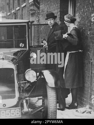 Der schwedische Kronprinz Gustav Adolf (als König Gustav VI Adolf) verlässt den Kensington-Palast während eines kurzen Aufenthalts in London. [Maschinelle Übersetzung] Stockfoto