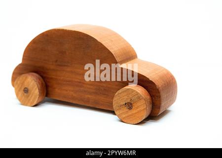 Hölzerne Spielzeugautos aus Kirschholz, isoliert auf weißem Hintergrund, hergestellt von einem Zimmermann, Zimmermann, Holzarbeiten, Holzarbeiten Stockfoto