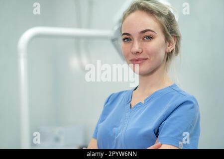 Junge Krankenschwester, Zahnarzthelferin oder Zahnarzthelferin im zahnärztlichen Raum Stockfoto
