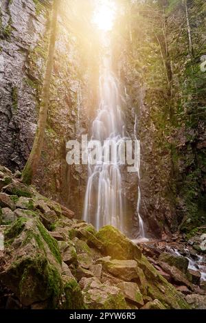 Der Burgbach-Wasserfall im Nadelwald fällt über Granitfelsen in das Tal bei Bad Rippoldsau-Schapbach, Schwarzwald, Deutschland. Unglaublich Stockfoto