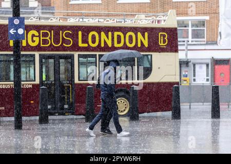 Heftige Regenschauer treffen London vor dem Kings Krönungswochenende. 05. Mai 2023 Victoria, London, Großbritannien Stockfoto