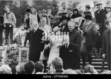 Manfred Stolpe (r.), deutscher Politiker, Ministerpräsident Brandenburgs. Hier während des Besuchs der Britischen Königin Elizabeth II. (M.) und ihres Mannes Prinz Philip (Front) vor dem Schloss Sanssouci in Potsdam. Foto: MAZ/Peter Sengpiehl. [Maschinelle Übersetzung] Stockfoto