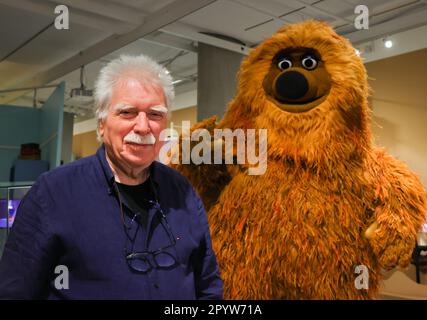 Hamburg, Deutschland. 05. Mai 2023. Der Puppenmacher Peter Röders steht neben der Figur „Samson“, die in der Ausstellung „Sesamstraße“ ausgestellt ist. 50 Jahre wer, wie, was!“ Im Museum für Kunst und Gewerbe (MK&G) Hamburg. Von 1978 bis 1983 trug Röders als erster das Kostüm der Figur. Anlässlich seines 50.-jährigen Jubiläums wird das MK&G ab dem 7. Mai 2023 eine große Jubiläumsausstellung in der weltberühmten TV-Show zeigen. Der Schwerpunkt liegt auf den 16 Originalpuppen und der handgefertigten Produktion des Formats. Kredit: Ulrich Perrey/dpa/Alamy Live News Stockfoto