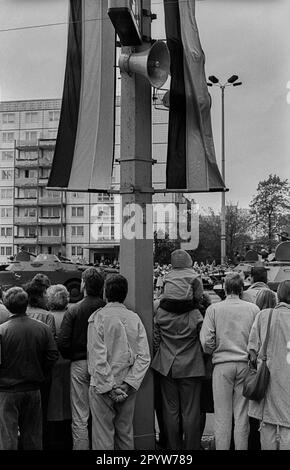 DDR, Berlin, 07.10.1988, Militärparade der NVA zum 39. Tag der Republik, Zuschauer, Flaggen, Karl-Marx-Allee, [automatisierte Übersetzung] Stockfoto