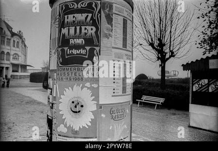 DDR, Binz, 04.11.1988, Werbesäule, [automatisierte Übersetzung] Stockfoto