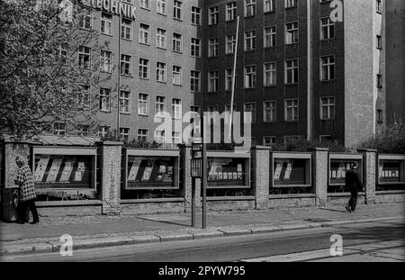 GDR, Berlin, 23.04.1989, VEB Verlag Technik, Oranienburger Straße, Anzeigetafeln [maschinelle Übersetzung] Stockfoto