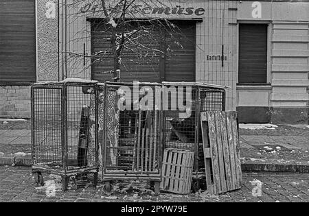 DDR, Berlin, 23.11.1988, Kinderspiel in der Marienburger Straße, Transport-Grid-Car für Obst und Gemüse, [automatisierte Übersetzung] Stockfoto