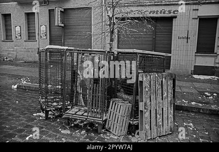 DDR, Berlin, 23.11.1988, Kinderspiel in der Marienburger Straße, Transport-Grid-Car für Obst und Gemüse, [automatisierte Übersetzung] Stockfoto