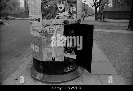 DDR, Berlin, 18.03.1989, Kinder in einer Anzeigenkolumne, Poster, Kollwitzplatz, [maschinelle Übersetzung] Stockfoto