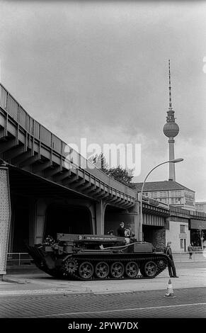 DDR, Berlin, 07.10.1988, Militärparade der NVA zum 39. Tag der Republik, Bergungspanzer, Soldaten, Jannowitz-Brücke, [automatisierte Übersetzung] Stockfoto