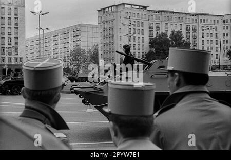 DDR, Berlin, 07.10.1988, Militärparade der NVA zum 39. Tag der Republik, alliierte Beobachter, Karl-Marx-Allee, [automatisierte Übersetzung] Stockfoto