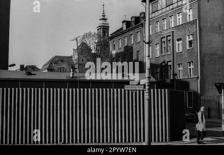 DDR, Berlin, 24.04.1989, Oranienburger Straße / große Hamburger Straße, im Hintergrund die Sophienkirche, Stockfoto