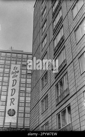 DDR, Berlin, 07.10.1988, Banner: Long live the DDR, 39. Republic Day, Lone flag, Karl-Marx-Allee, [automatisierte Übersetzung] Stockfoto