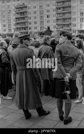 DDR, Berlin, 07.10.1988, Militärparade der NVA zum 39. Tag der Republik, alliierte Beobachter, Karl-Marx-Allee, [automatisierte Übersetzung] Stockfoto