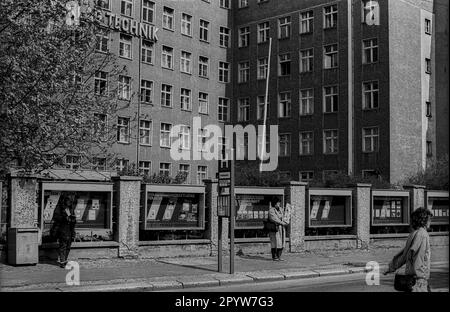 GDR, Berlin, 23.04.1989, VEB Verlag Technik, Oranienburger Straße, Anzeigetafeln [maschinelle Übersetzung] Stockfoto