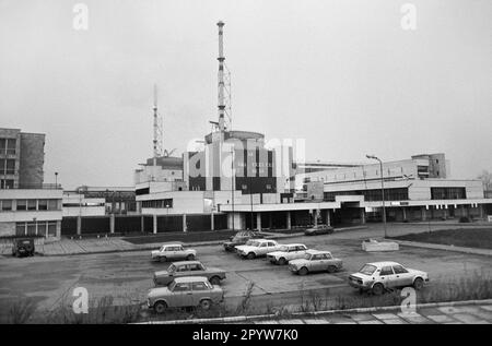 Bulgarien, Kosloduj, 14-11-1991. Archiv: 30-03-36 das Kernkraftwerk Kosloduj ist das einzige in Betrieb befindliche Kernkraftwerk in Bulgarien. Es liegt 200 km nördlich von Sofia und 5 km östlich von Kosloduj an der Donau. Der Bau des Kernkraftwerks begann am 6. April 1970. Foto: Ansicht von Kozloduy NPP [automatisierte Übersetzung] Stockfoto