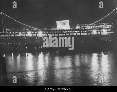 KDF-Dampfgarer Robert Ley anlässlich der Internationalen KdF-Konferenz in Hamburg hell beleuchtet. [Maschinelle Übersetzung] Stockfoto